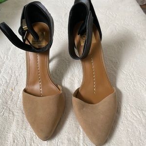 Cute heels black strap on tan